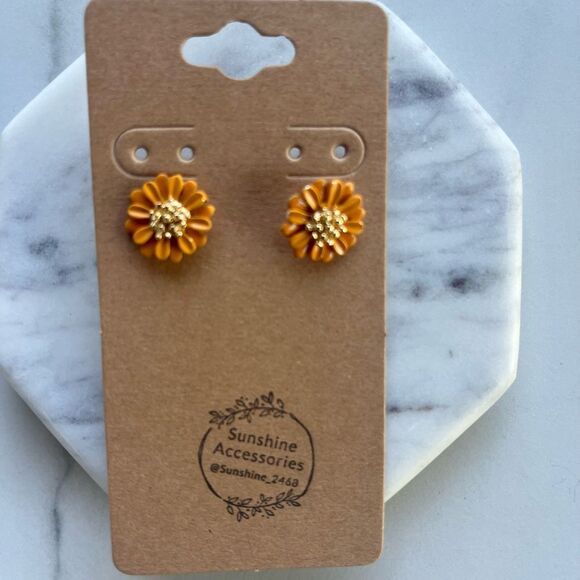 5/$25 DAISY TINY STUDS - Picture 2 of 4